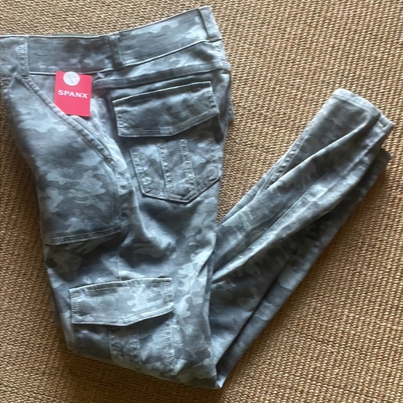NWT! Spanx XS, XSP, SP 20311Q Stretch Twill Ankle Cargo Pant, stone wash camo - Picture 9 of 15